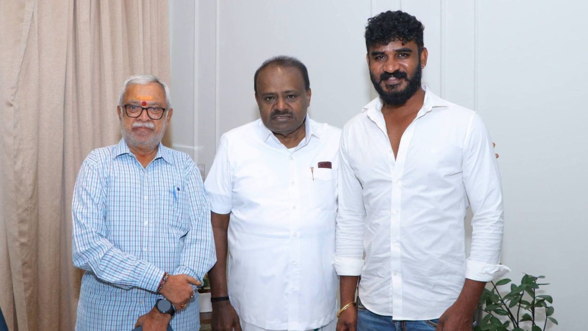 Chikkanna Invites H.D. Kumaraswamy to Wedding