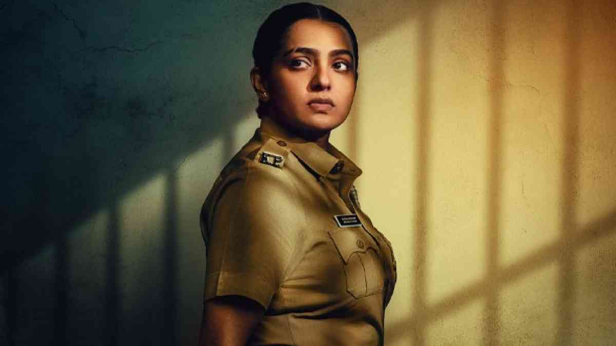 Parvathy Thiruvothu as Police Officer Aleena Abraham in Pradhama Drishtya Kuttakkar